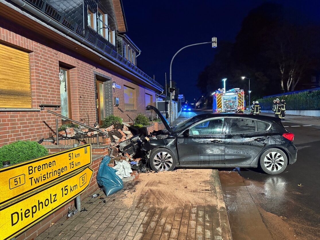 Pkw prallt in Barnstorf gegen Hauswand – Fahrer schwer verletzt