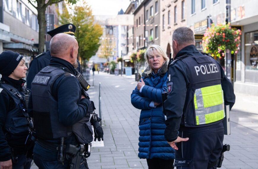 Bottrop: Große Schwerpunktaktion am Zentralen Omnibusbahnhof und Ehrenpark – Polizeipräsidentin vor Ort