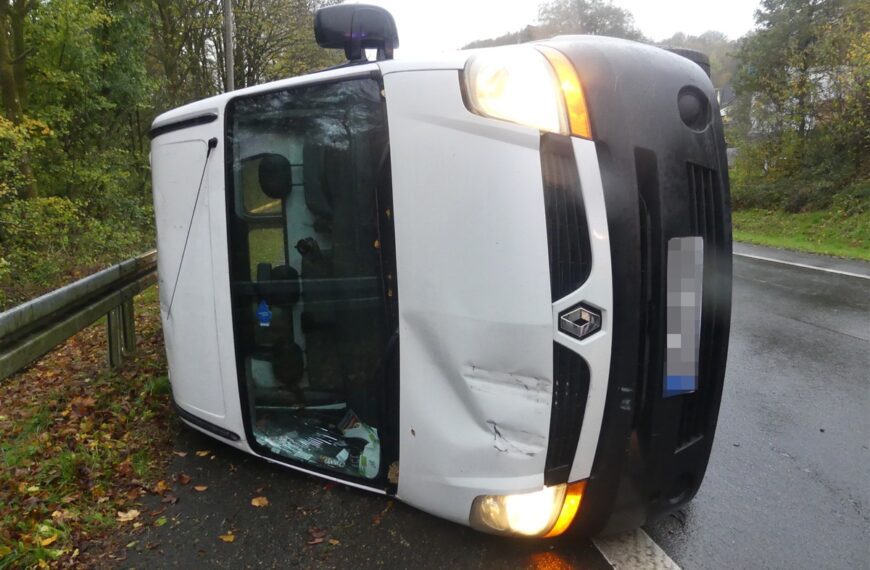 Transporter kippt bei Unfall auf der L306 zur Seite – zwei Leichtverletzte
