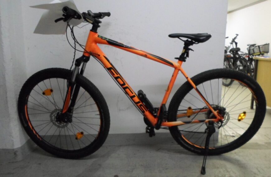 Wem gehört dieses Fahrrad? Polizei sucht Eigentümer eines orangenen Mountainbikes