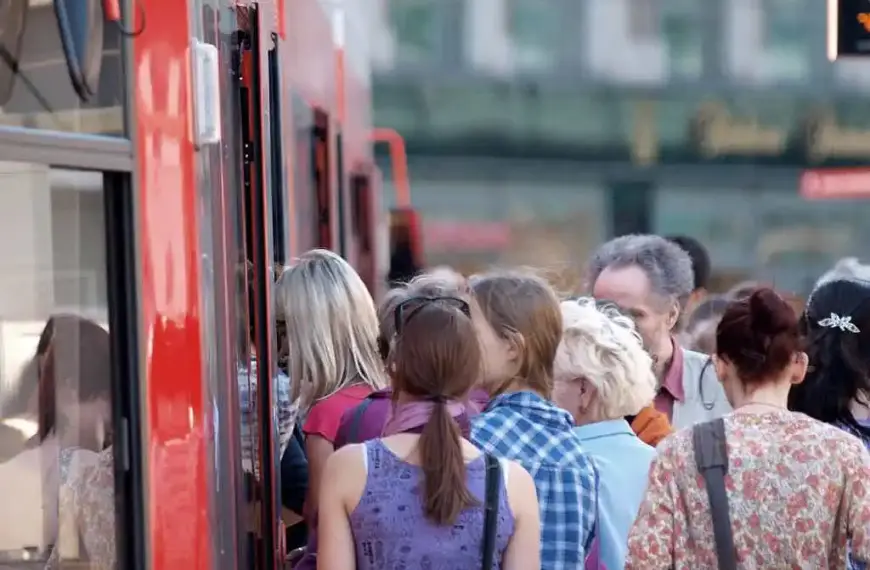 Verkehrsminister verteidigt Deutschlandticket-Preiserhöhung