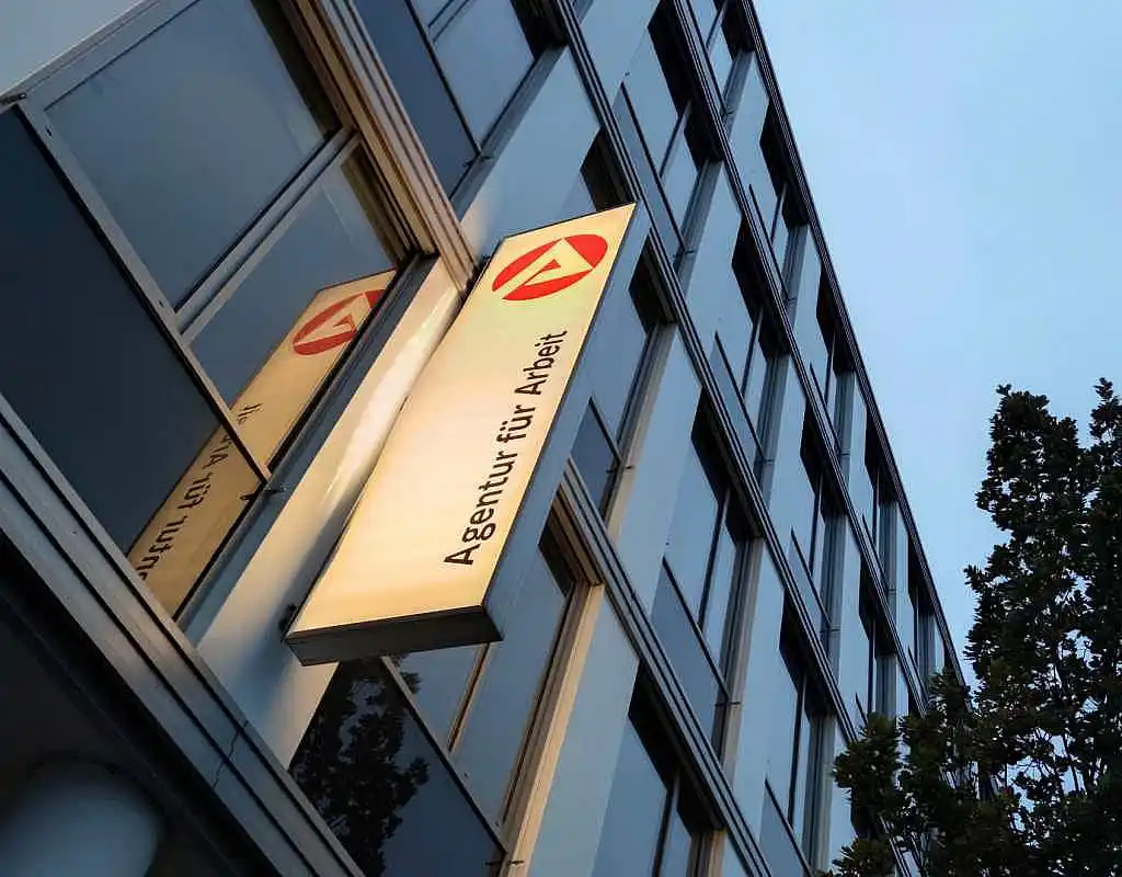 Viele Bürgergeldempfänger brauchen trotz Vermittlung Geld vom Staat