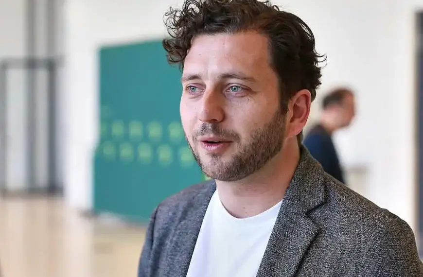 Banaszak fordert Digitalsteuer für KI-Konzerne