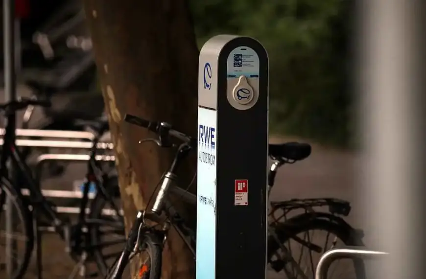 ADAC und Verbraucherzentralen kritisieren E-Ladesäulen-Plan