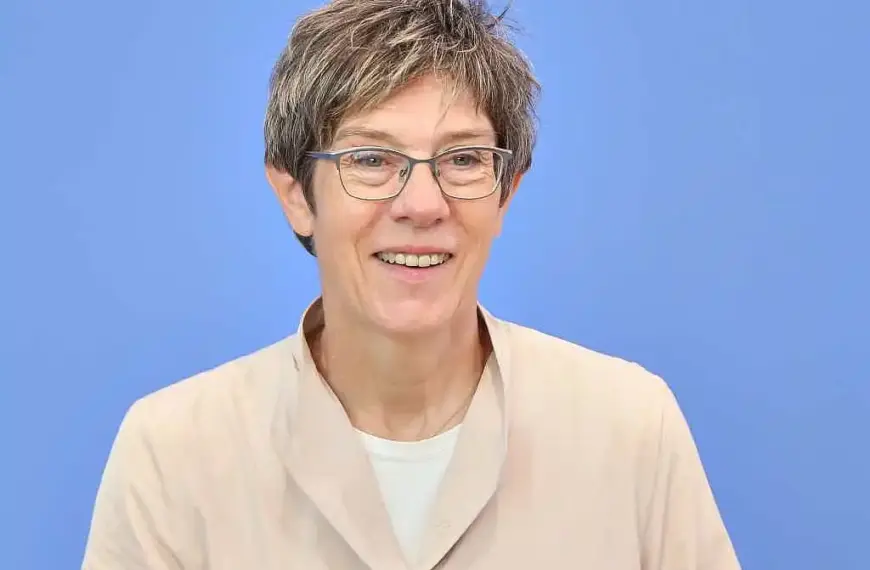 Kramp-Karrenbauer hält an Kandidatur für Adenauer-Stiftung fest