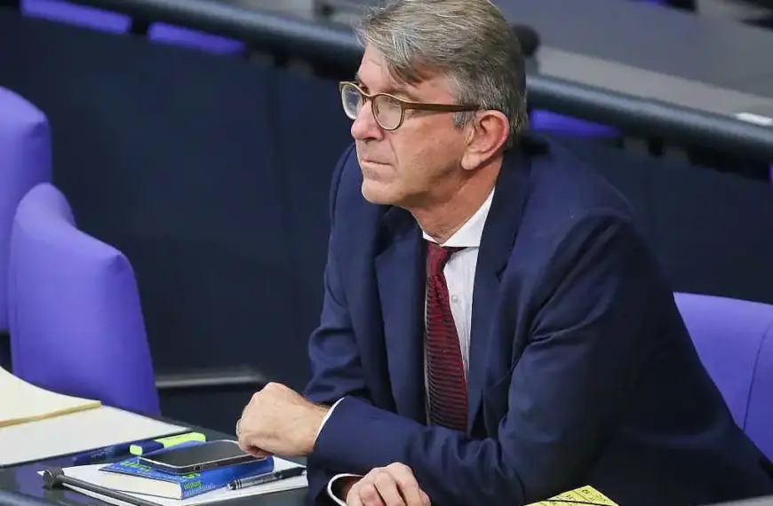 Weimer übergibt WMG-Firmenanteile an Treuhänder