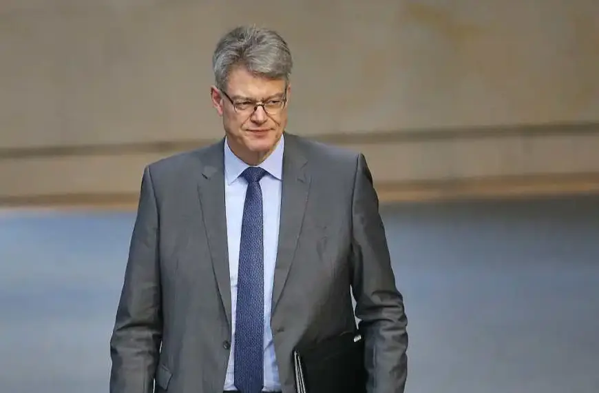 Schnieder sagt Millionenförderung für strombasierte Kraftstoffe zu