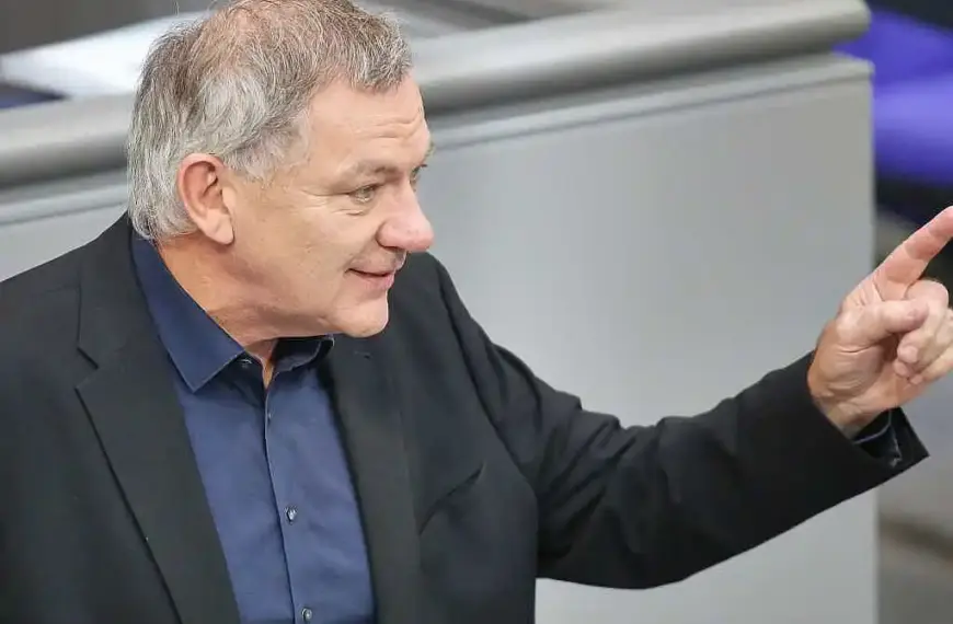 Linken-Chef van Aken hält Predigt in Hamburger Kirche