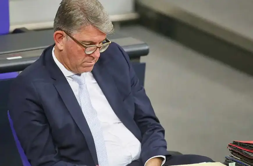 Anhaltende Kritik an Weimer wegen Gipfel und Interessenkonflikten