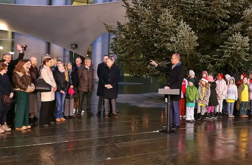Merz nimmt Weihnachtsbaum aus dem Sauerland für Kanzleramt entgegen