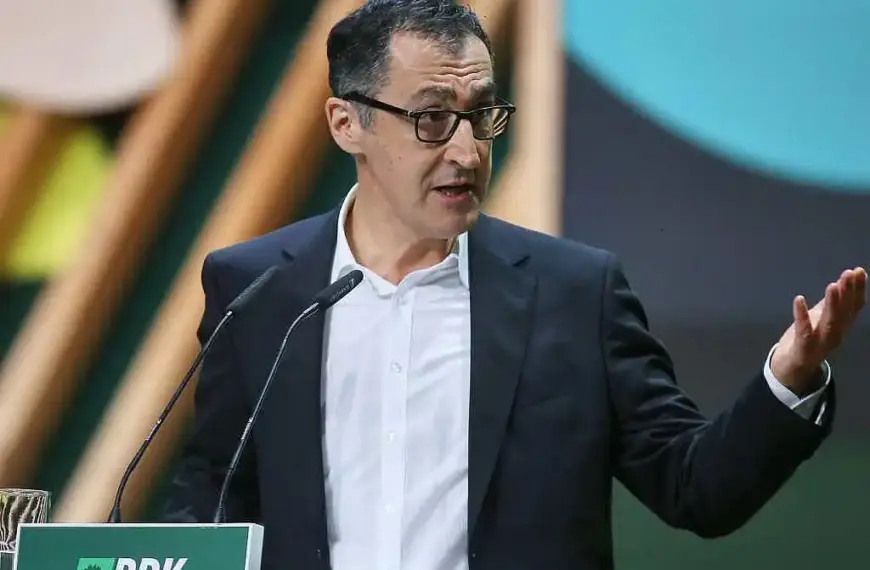 Özdemir wirbt für Dialog mit Autobranche