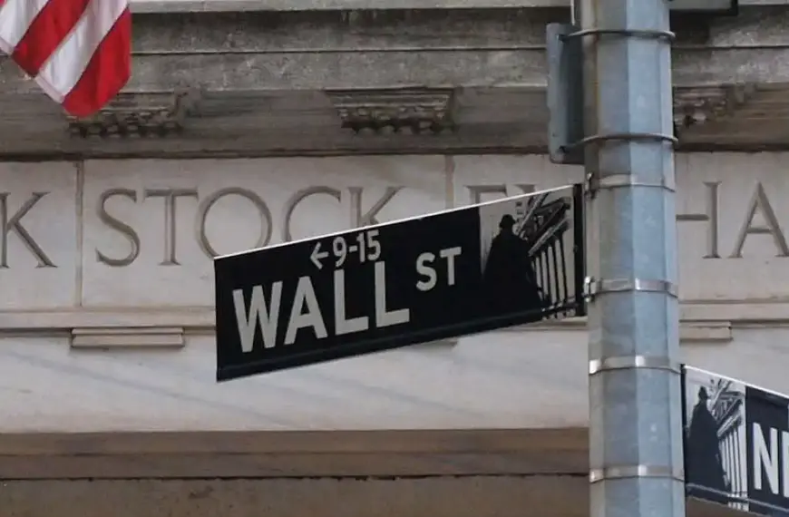 US-Börsen legen zu – US-Unternehmen bauen Stellen ab