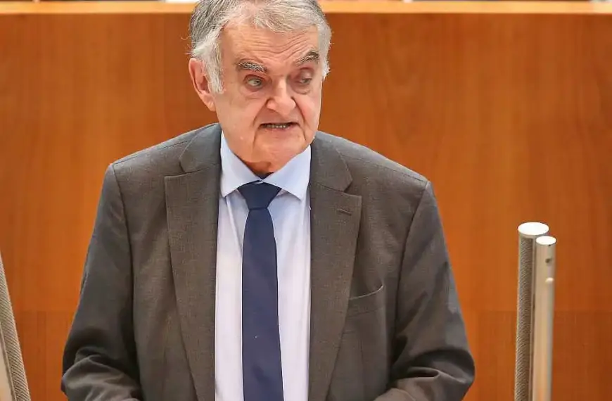 Reul drängt auf mehr Maßnahmen für Sicherheit im Fußball