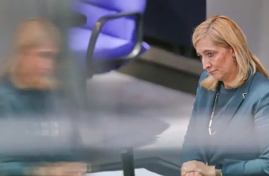 Warken beklagt Pöbeleien der AfD gegen weibliche Abgeordnete