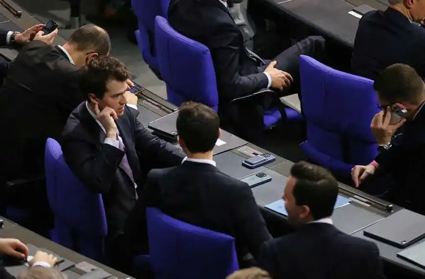 Nach Renten-Beschluss Rufe nach tiefgreifenden Reformen