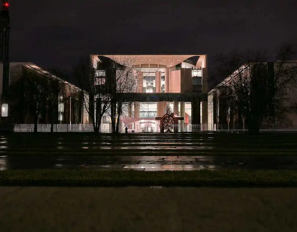 DGB will regelmäßigen Sozialpartner-Gipfel im Kanzleramt