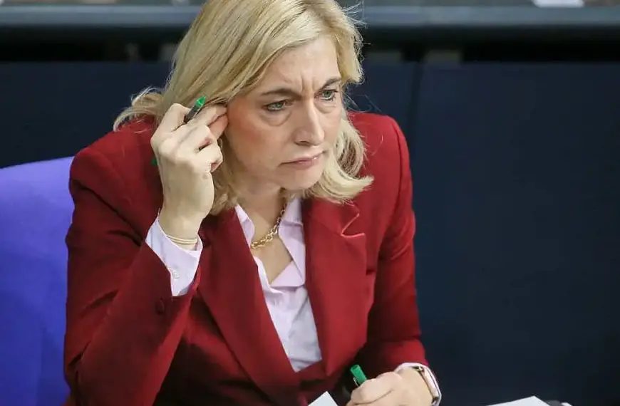 Große Krankenkassen erhöhen Zusatzbeiträge – Kritik an Regierung