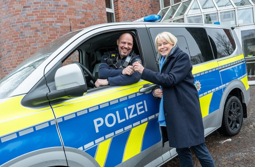 Neue Streifenwagen starten durch: Erste Schlüsselübergabe durch Polizeipräsidentin