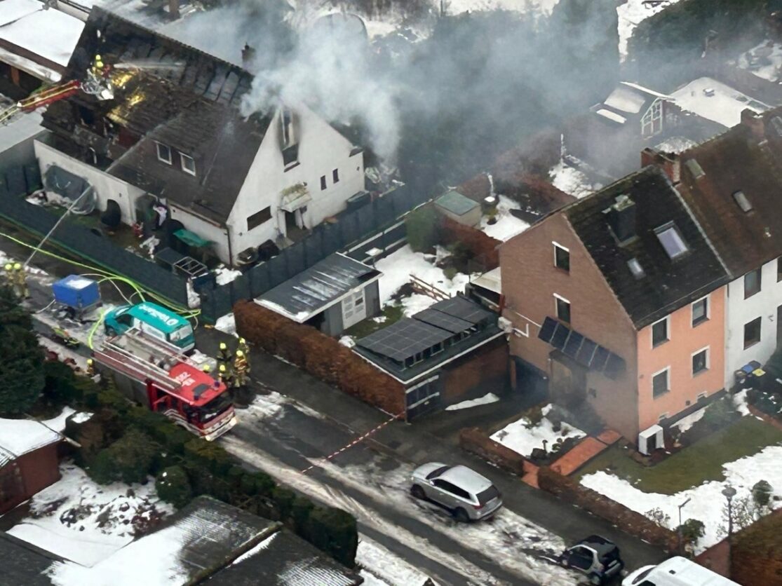 Dachstuhlbrand in Bremen-Ellenerbrok-Schevemoor löst Großeinsatz der Feuerwehr aus