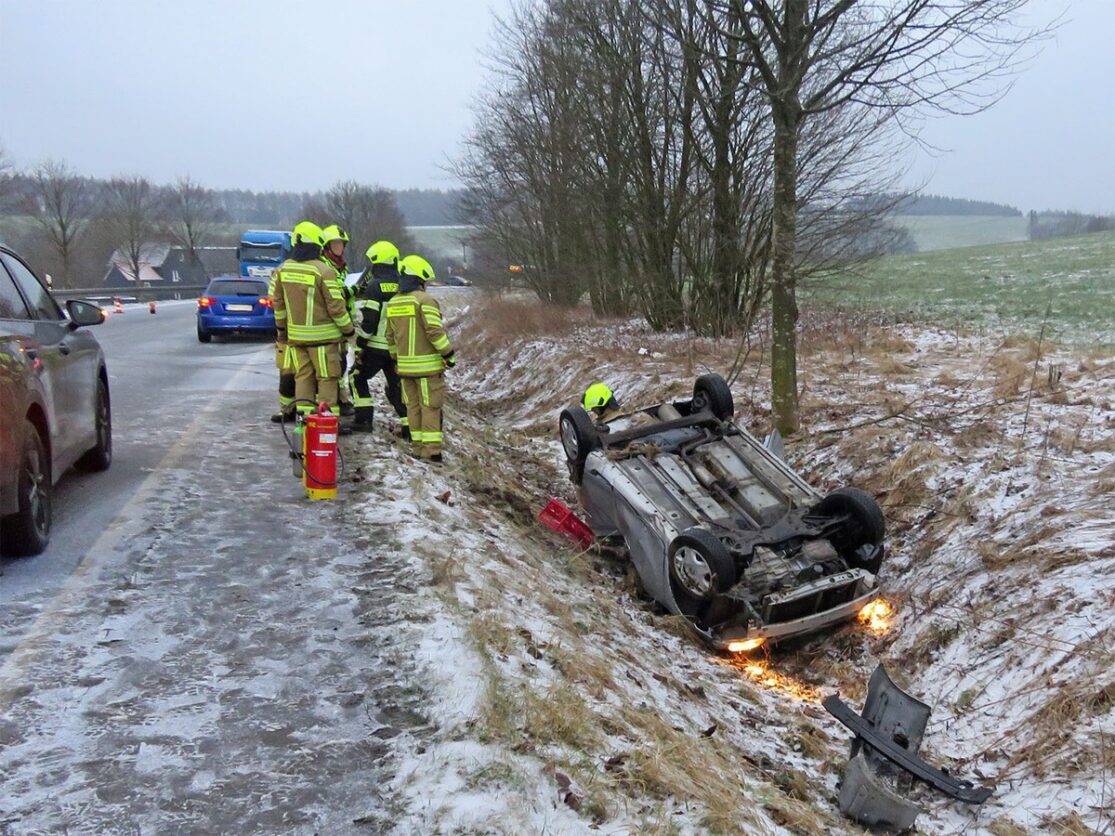 POL-MK: Auto auf glatter Straße überschlagen – zwei Verletzte