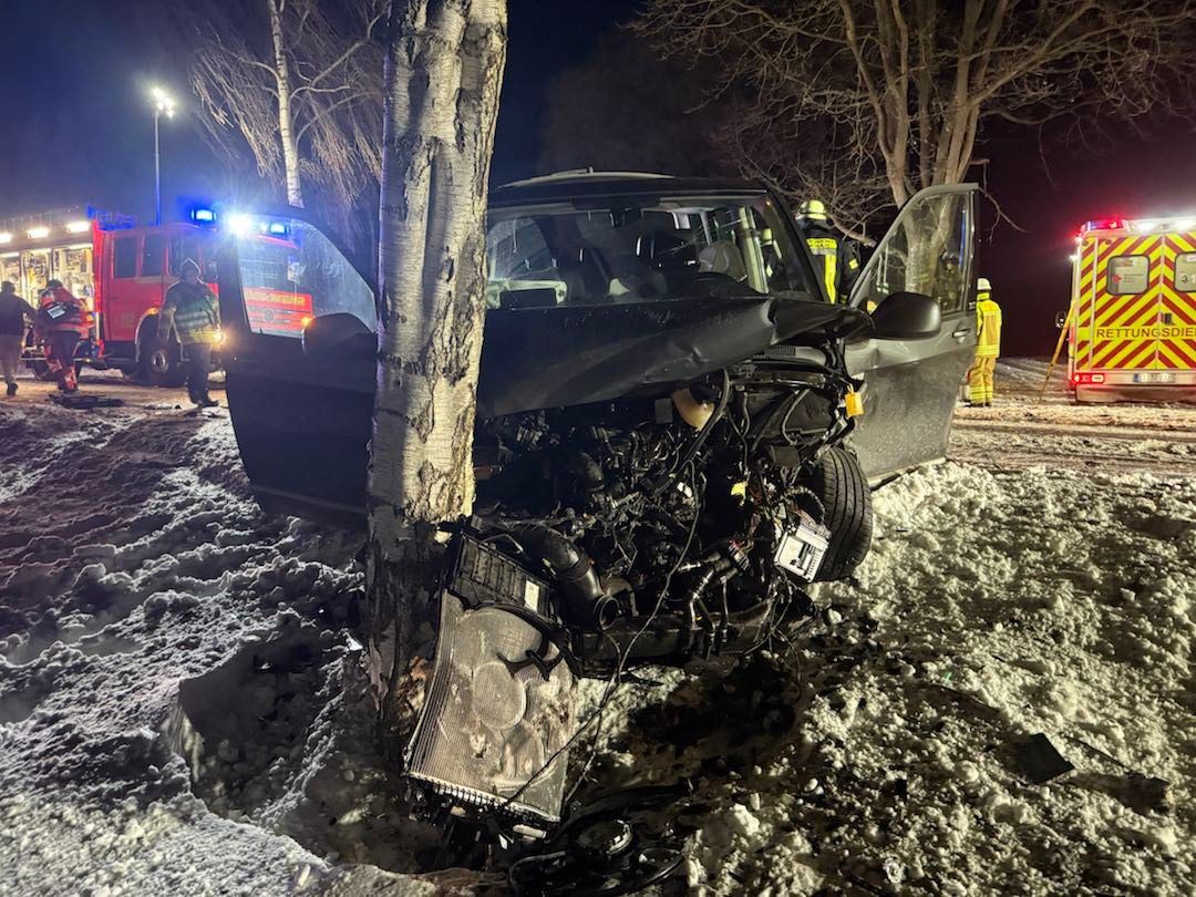 Stade: Autofahrer beschädigt beim Einparken im Stader Parkhaus anderes Fahrzeug und flüchtet – Polizei sucht wichtige Zeugin; Sechs Verletzte bei Unfall in der Gemarkung Stade