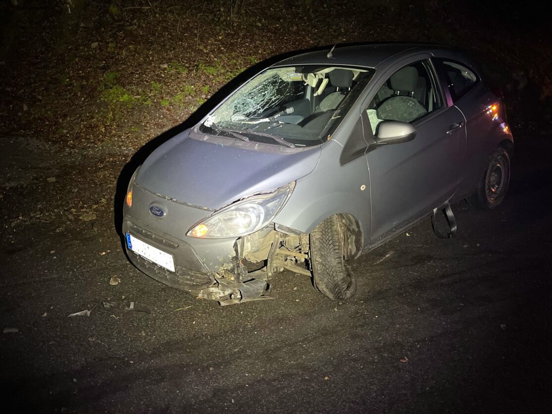 POL-GM: 20-Jährige kommt von der Fahrbahn ab