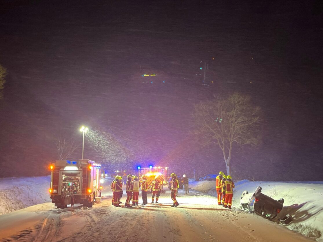 POL-GM: Autofahrer rutscht auf schneeglatter Straße in den Graben