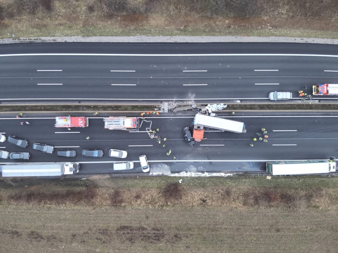 POL-HI: Schwerer Verkehrsunfall auf der BAB 7 in Fahrtrichtung Kassel mit zwei Lastkraftwagen und zwei Personenkraftwagen
