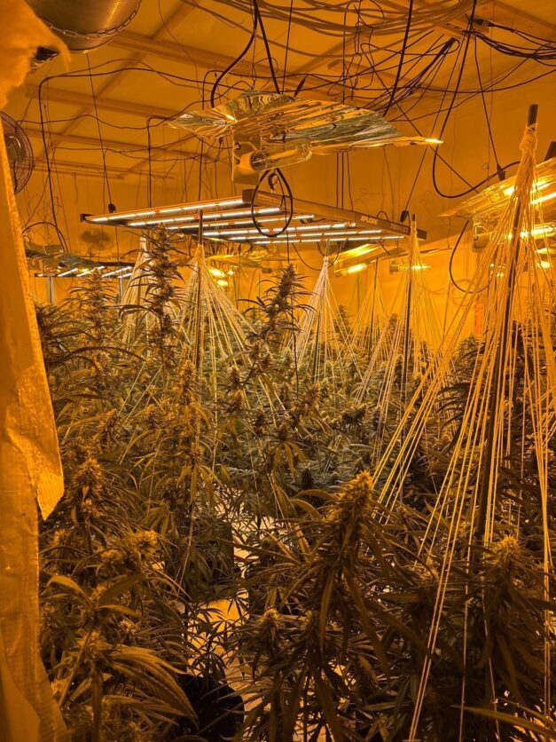 Stotel: Wohnungsbrand in Mehrparteienhaus – ein Anwohner schwer verletzt, Rettungshubschrauber im Einsatz