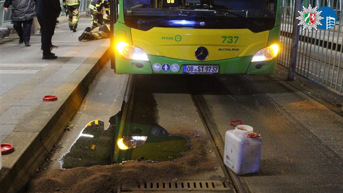 POL-OB: Täter werfen Bauzaunfuß auf Trasse – Linienbus verunfallt