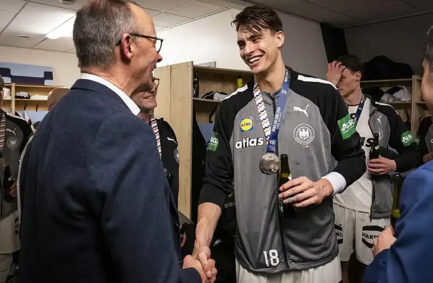 Merz gratuliert deutschen Handballern in der Kabine