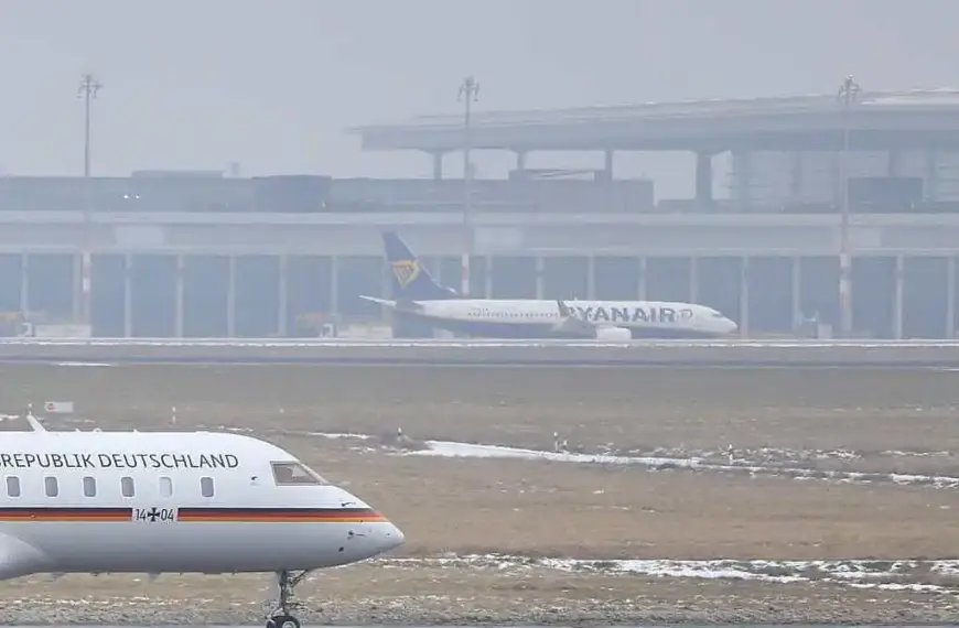 Flughafen BER stellt wegen Blitzeis erneut Betrieb ein