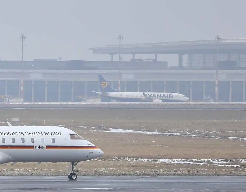 Flughafen BER stellt wegen Blitzeis erneut Betrieb ein