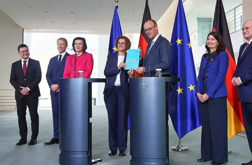 EFI-Gutachten: Expertenkommission übergibt Empfehlungen an Kanzler