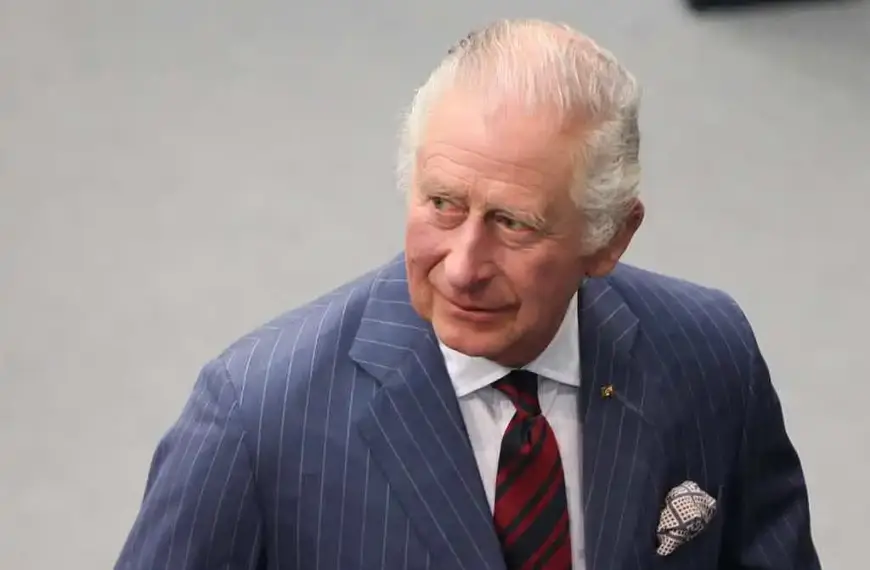 König Charles stellt sich nach Festnahme von Andrew hinter Justiz