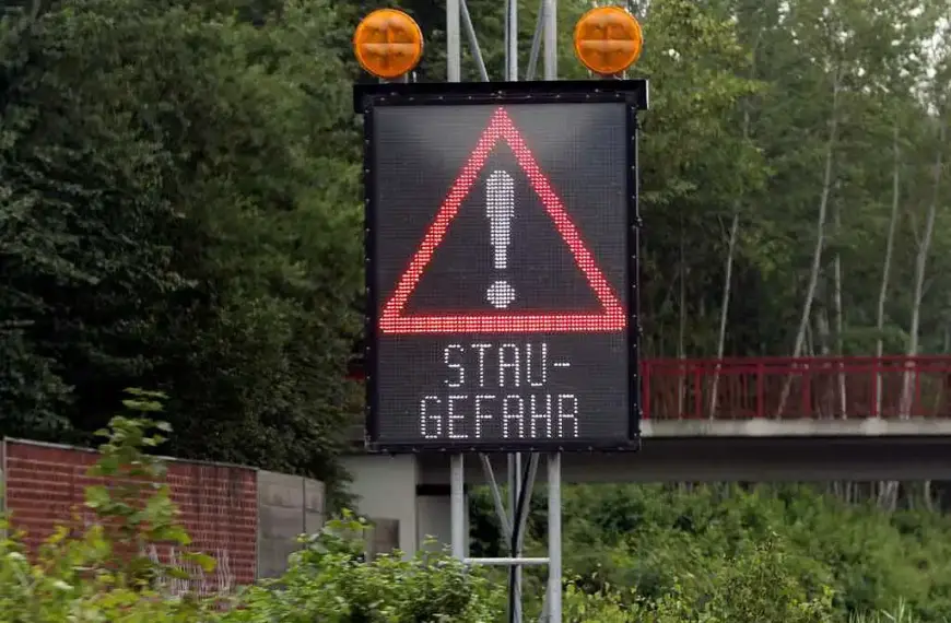 Autofahrer standen länger – trotz weniger Staus