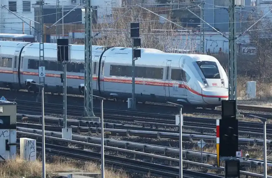 Bauarbeiten auf Bahn-Strecke Hamburg-Berlin dauern länger