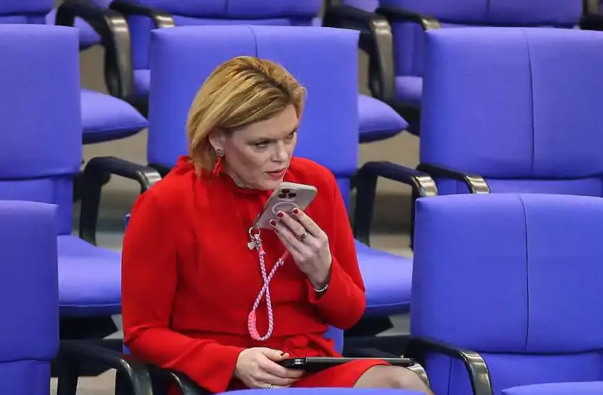 Klöckner gegen Handy-Verbot und Kleiderordnung im Bundestag