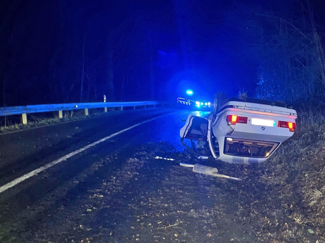POL-GM: 20-jähriger Autofahrer überschlägt sich