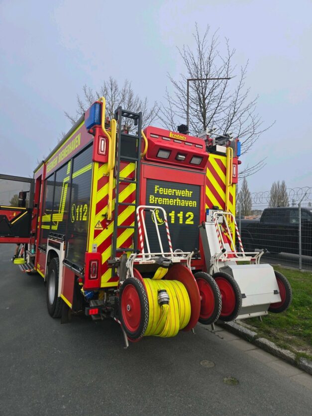 Großbrand bei Holzfirma in Eisenach: Carport, Trabant und Lagerhalle zerstört