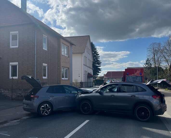 Schwerer Frontalzusammenstoß in Groß Düngen: Drei Verletzte und 70.000 Euro Schaden