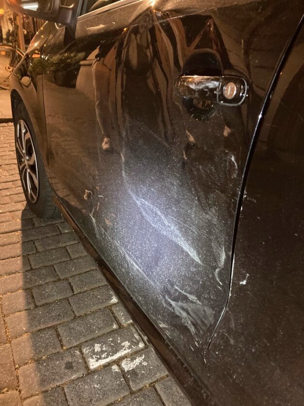 Radfahrer rammt Auto in Bielefeld und flüchtet – Polizei sucht Zeugen