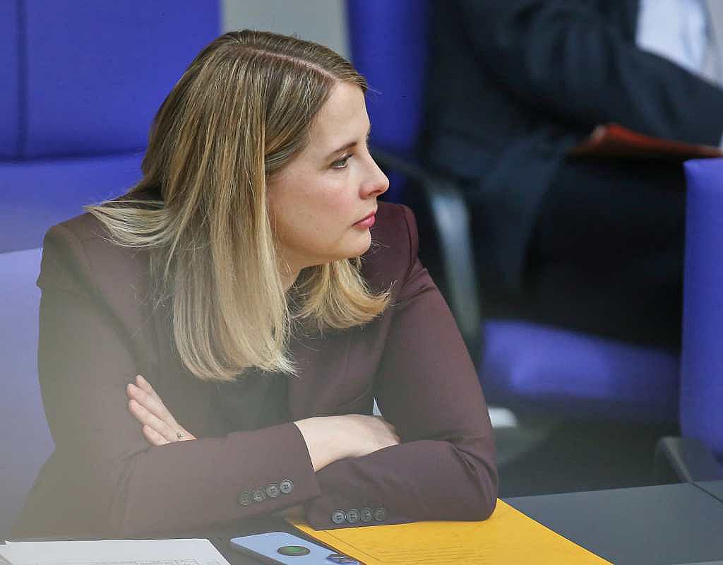 Signal-Phishing erreicht Bundeskabinett: Bildungsministerin Prien und Bauministerin Hubertz betroffen