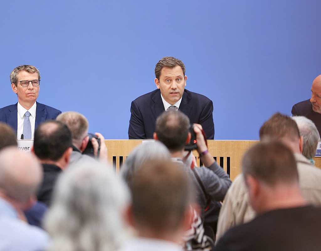 Klingbeil rechtfertigt h&ouml;here Schulden mit R&uuml;stungsausgaben &ndash; Bundeshaushalt 2027 im Entwurf vorgestellt