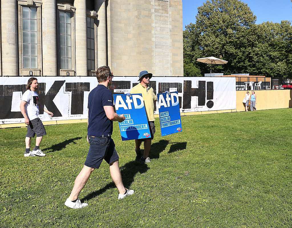 Tumult vor Berliner Volksbühne: AfD-Protest eskaliert in Wortgefechten
