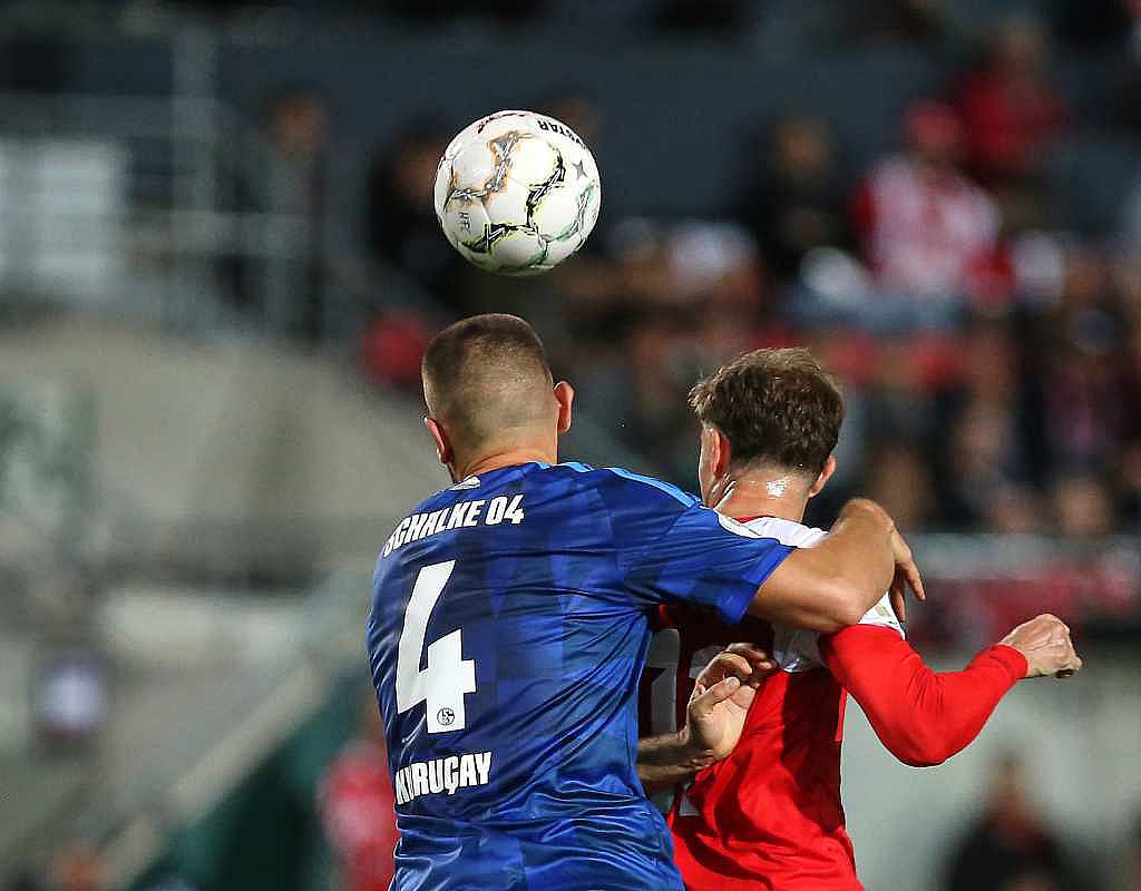 DFB-Pokal: Schalke bezwingt Halle erst nach dramatischer Verlängerung 5:2