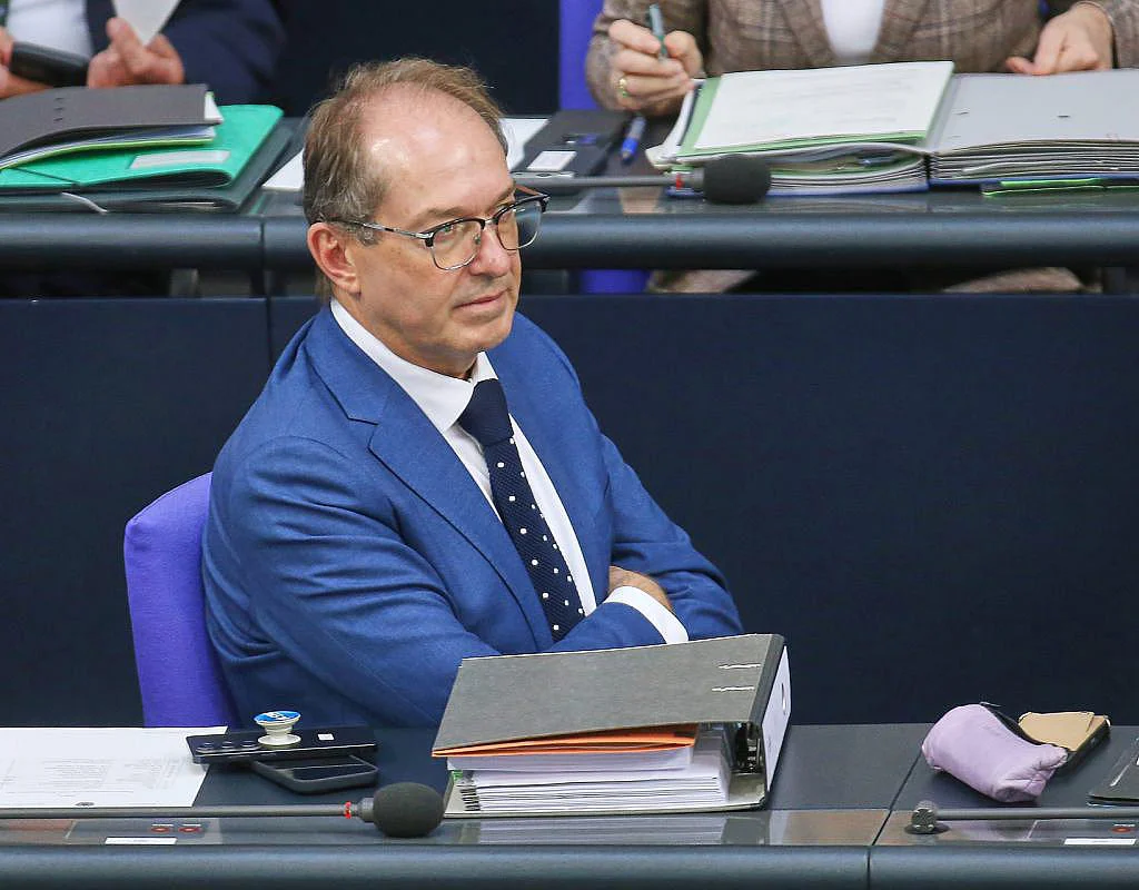 Dobrindt k&uuml;ndigt Investitionsschutzgesetz gegen Vergesellschaftungen an